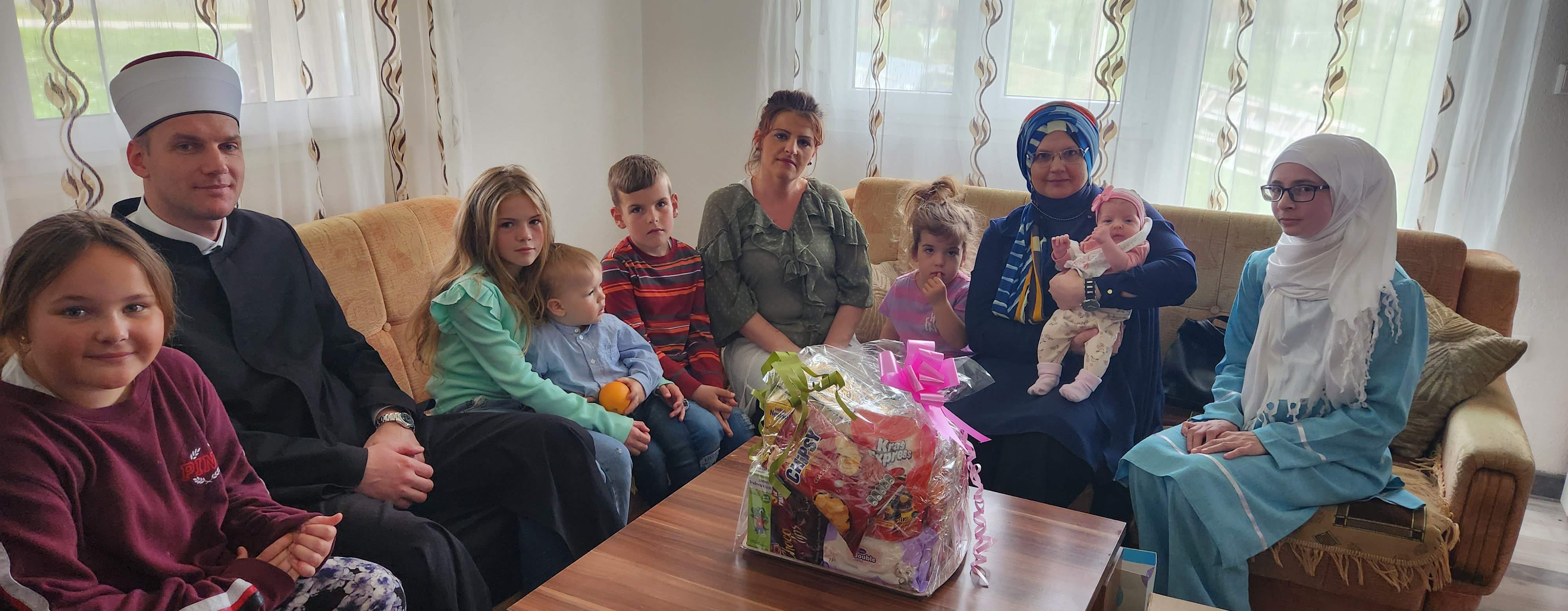 Porodica Velibasic.jpg - Podrška natalitetu: Reisul-ulema darovao pet porodica u Bosanskoj krajini